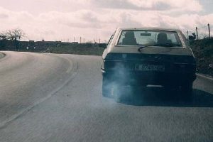 Un vehículo expulsa más humo del permitido, ¿puede seguir circulando?
