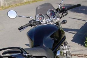 ¿Cuántos espejos retrovisores tienen que llevar instalados las motocicletas?