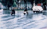 En un día de frío y lluvia, circula conduciendo su motocicleta. En estas circunstancias…