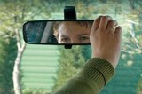 Mirarse en el espejo retrovisor mientras se conduce, ¿puede aumentar el riesgo de accidente?