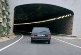 Si por emergencia se queda inmovilizado con su vehículo dentro de un túnel, deberá…