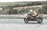 Circular en motocicleta bajo una lluvia intensa, obliga a…
