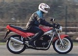 Es recomendable que los guantes que se utilicen para conducir una motocicleta…