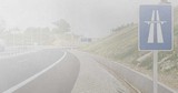 En una autopista, ¿está permitido circular a una velocidad inferior a 60 km/h. con niebla espesa?