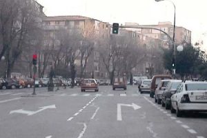 Si va a seguir de frente, y hay un semáforo rojo a la izquierda y otro verde a la derecha, debe obedecer al semáforo…