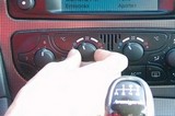 Si la temperatura en el interior del vehículo es muy alta, ¿puede influir en el tiempo de reacción del conductor?