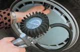 Para comprobar la presión de inflado, ¿cómo deben estar los neumáticos?