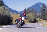 En una carretera convencional, el conductor de una motocicleta, ¿puede rebasar la velocidad máxima genérica en alguna circunstancia?