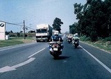 Si conduce una motocicleta, ¿qué separación lateral debe mantener al cruzarse con otro vehículo?