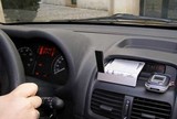 ¿Puede usar el teléfono móvil mientras conduce con cualquier dispositivo de manos libres?