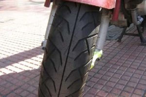 ¿Qué condiciones tienen que tener los neumáticos de una motocicleta?