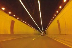 En un túnel, si circula sin intención de adelantar, debe mantener con el vehículo que circula delante una distancia…