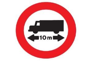 Esta señal prohíbe el paso a los vehículos y conjuntos de vehículos…