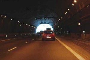¿Puede parar un vehículo en un túnel si hay espacio suficiente y las condiciones de visibilidad lo permiten?