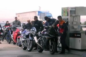 Mientras se reposta carburante en una motocicleta, ¿es obligatorio apagar el alumbrado?