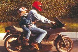 ¿Pueden viajar los niños menores de 12 años, como pasajeros, en las motocicletas?
