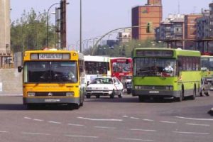 Un autobús realiza transporte urbano, ¿cuál es la velocidad máxima permitida dentro de poblado?