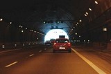 Si queda detenido en un túnel por necesidades de la circulación durante un tiempo superior a 2 minutos, ¿qué debe hacer?