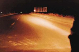 Si circula de noche por una carretera insuficientemente iluminada a más de 40 km/h, debe llevar encendida…