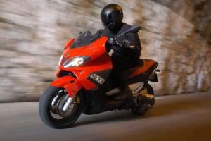 Para las motocicletas, ¿es obligatorio el uso del alumbrado de corto alcance durante el día?