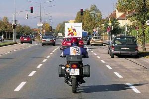 En una vía urbana, las motocicletas al adelantar, ¿qué separación lateral están obligadas a dejar?