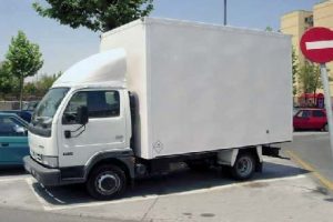 El permiso B, ¿autoriza a conducir un camión de 3.000 kg. de M.M.A. que arrastra un remolque ligero?