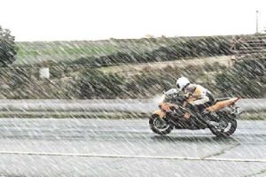 Con lluvia intensa, a una motocicleta, ¿puede sucederle el aquaplaning?