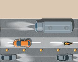 En esta vía se ha habilitado un carril adicional; ¿a qué velocidad como máximo circulará el vehículo naranja?