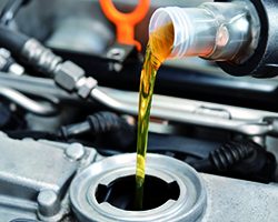 ¿Por qué es aconsejable cambiar periódicamente el aceite lubricante?