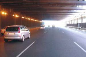 El conductor de un vehículo que por motivos de emergencia queda inmovilizado dentro de un túnel, ¿qué debe hacer?