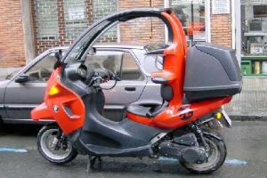 ¿Cuántos espejos retrovisores tiene que llevar instalados una motocicleta con estructura de autoprotección?