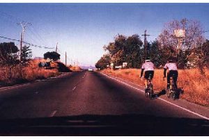 Para adelantar a los ciclistas, ¿cuándo está permitido ocupar el carril de sentido contrario?