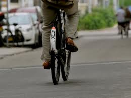 Los ciclistas, ¿pueden quitarse el casco en vías interurbanas?