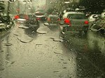 Al circular por una carretera con pavimento deslizante por lluvia, ¿debe moderarse la velocidad?
