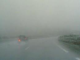En una autopista, ¿está permitido circular a una velocidad anormalmente reducida con niebla espesa?