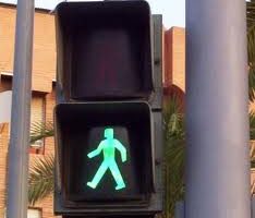 Las indicaciones de este semáforo en verde están dirigidas a…